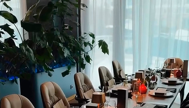 Световой акцент Favourite в интерьере ресторана SHATÉ Световой акцент Favourite в интерьере ресторана SHATÉ