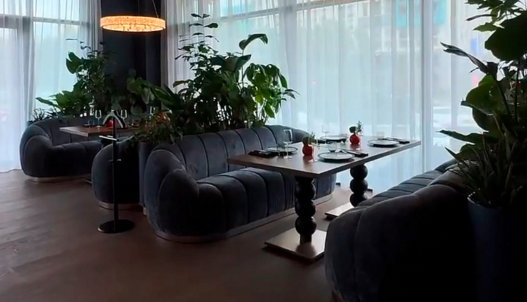 Световой акцент Favourite в интерьере ресторана SHATÉ Световой акцент Favourite в интерьере ресторана SHATÉ