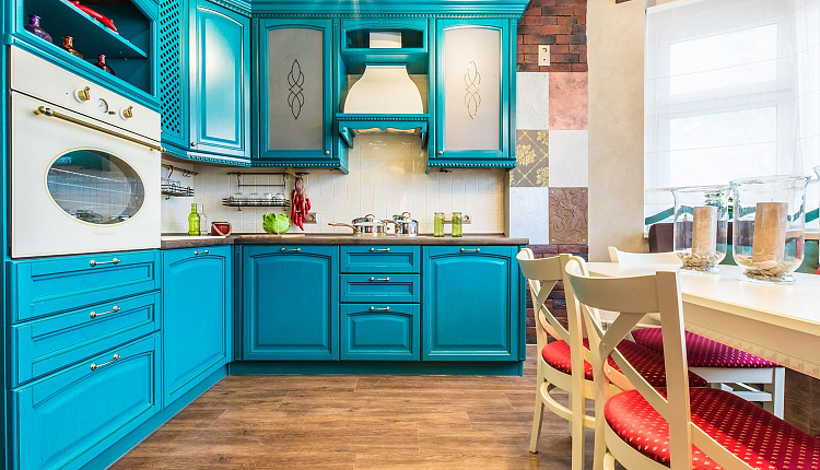 Кухня в бирюзе и рубинах Кухня в бирюзе и рубинах