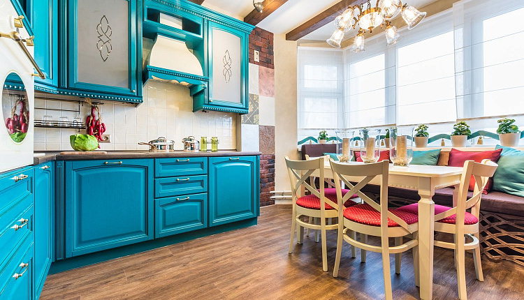 Кухня в бирюзе и рубинах Кухня в бирюзе и рубинах