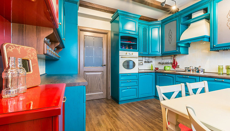 Кухня в бирюзе и рубинах Кухня в бирюзе и рубинах
